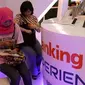 Pengunjung mendatangi stand BRI di acara Indonesia Banking Expo (IBEX) 2015 di JCC, Jakarta, Kamis (10/9/2015). Sejumlah bank menawarkan beragam fasilitas untuk menarik pengunjung menabung di tempatnya. (Liputan6.com/Angga Yuniar)