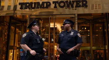 Departemen Kepolisian Kota New York meningkatkan keamanan di Trump Tower setelah mantan Presiden Donald Trump ditembak saat kampanye di Butler, Pennsylvania, Sabtu (13/7/2024). (Adam GRAY / AFP)