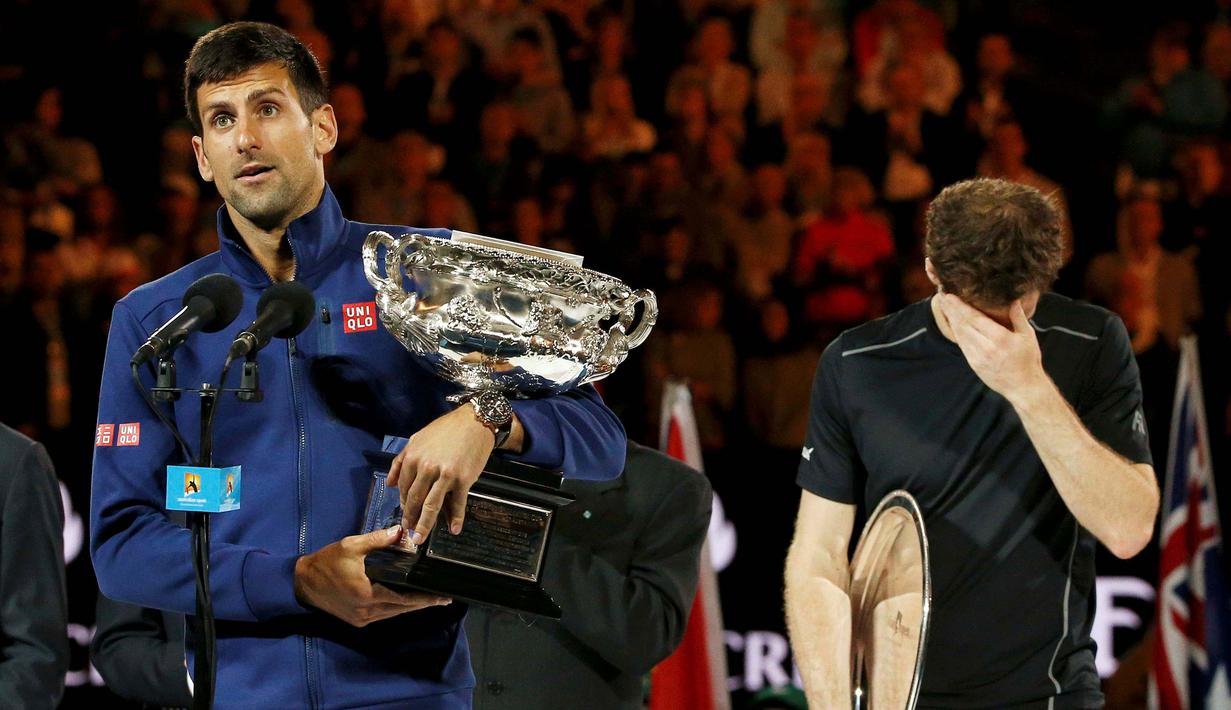 Ekspresi Novak Djokovic kontras dengan kesedihan Andy Murray yang kalah dalam final tunggal putra tenis Australia Terbuka 2016 di Melbourne Park, Australia, Minggu (31/1/2016). (Reuters/Tyrone Siu) 