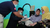 Tim DVI Polda Jatim mengambil sampel DNA keluarga korban Sriwijaya Air di Kediri. (Dian Kurniawan/Liputan6.com).