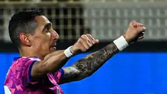 Pemain Juventus Angel Di Maria melakukan selebrasi usai mencetak gol ke gawang Spezia pada pertandingan sepak bola Liga Italia di Stadion Alberto-Picco, La Spezia, Italia, 19 Februari 2023. Juventus mengalahkan Spezia dengan skor 2-0. (ANDREAS SOLARO/AFP)