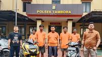 Tiga sekawan berlagak bagai polisi sungguhan dengan bermodal kaos hitam berlogo Bareskrim dan lencana. Mereka merampas sepeda motor milik korban di Jakarta Barat. (dok Polsek Tambora)