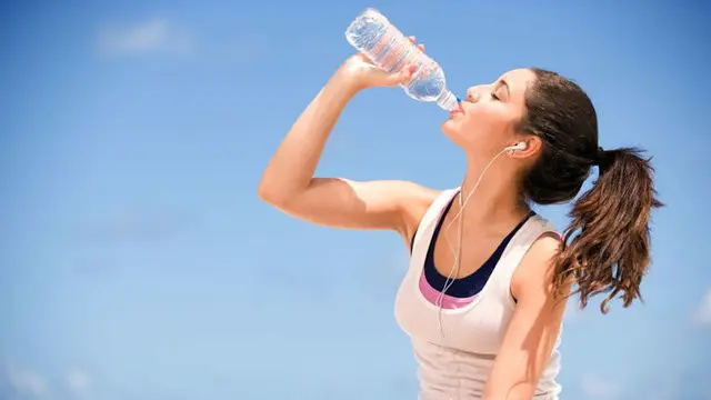 Setiap orang memiliki kebutuhan konsumsi air putih yang berbeda-beda. Meski anjuran minum air putih yang direkomendasikan adalah delapan gelas sehari namun sebenarnya bagi beberapa orang hal ini bisa mempercepat penurunan fungsi ginjal.