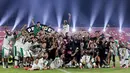 Para pemain, pelatih, dan ofisial Persebaya Surabaya berpose bersama trofi usai memastikan diri menjadi juara Piala Presiden 2026 di Stadion Kapten I Wayan Dipta, Gianyar, Bali, Kamis (6/8/2026). Bajul Ijo mengunci gelar perdana setelah mengalahkan Persib Bandung 6-5 lewat adu penalti usai bermain imbang 1-1 hingga babak tambahan waktu. (KapanLagi.com/Budy Santoso)