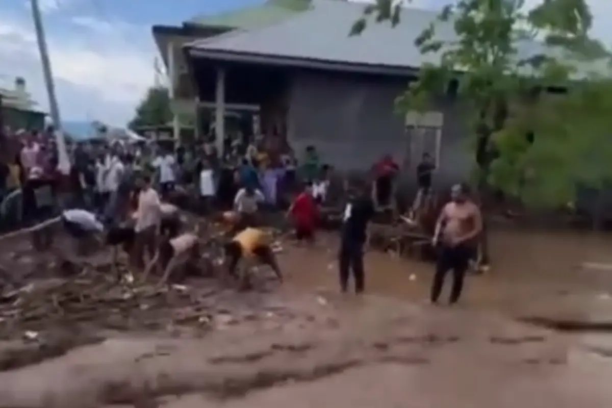 Rumah warga terendam banjir.