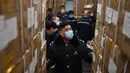 Para staf memeriksa sejumlah baju pelindung yang dimuat di Stasiun Kereta Barat Beijing di Beijing, ibu kota China (4/3/2020). Total 20.000 baju pelindung disalurkan ke Wuhan guna membantu upaya kota itu memerangi wabah coronavirus baru. (Xinhua/Zhang Chenlin)