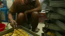 Pekerja membuat kue kering di industri rumahan kawasan Kwitang, Jakarta, Sabtu (18/5/2019). Jelang Lebaran, pengusaha kue kering rumahan mulai kebanjiran pesanan. (Liputan6.com/Herman Zakharia)