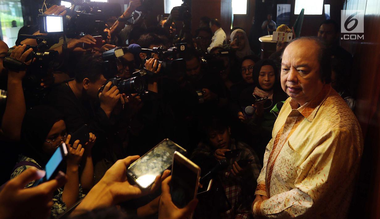 Pendiri Mayapada Group Dato Sri Tahir memberi keterangan pers usai menukarkan dolar  AS dan dolar Singapura, Jakarta, Senin (15/10). Pengusaha 66 tahun kelahiran Surabaya ini menukarkan dolarnya karena inisiatif pribadi. (Liputan6.com/Johan Tallo)