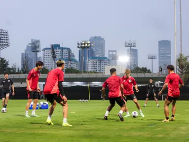 Sejumlah pemain Jepang melakukan rondo saat mereka menggelar latihan perdana menjelang laga putaran ketiga Kualifikasi Piala Dunia 2026 melawan Timnas Indonesia yang berlangsung di Lapangan A, kompleks SUGK, Senayan, Jakarta, Senin (11/11/2024). Lima pemain tersebut adalah Yuto Nagatomo, Sakine Hiroki, Kota Takai, Ritsu Doan, dan Joel Chima Fujita. (Bola.com/Bagaskara Lazuardi)