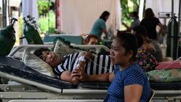 Para pasien untuk sementara ditampung di tenda-tenda darurat. (Jam STA ROSA/AFP)