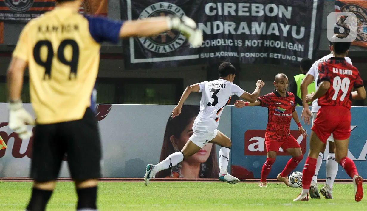 Setelah laga dimulai lagi, Persija mengancam melalui pemain baru Aji Kusuma, namun masih melebar dari gawang klub asal Thailand tersebut. (Liputan6.com/Herman Zakharia)