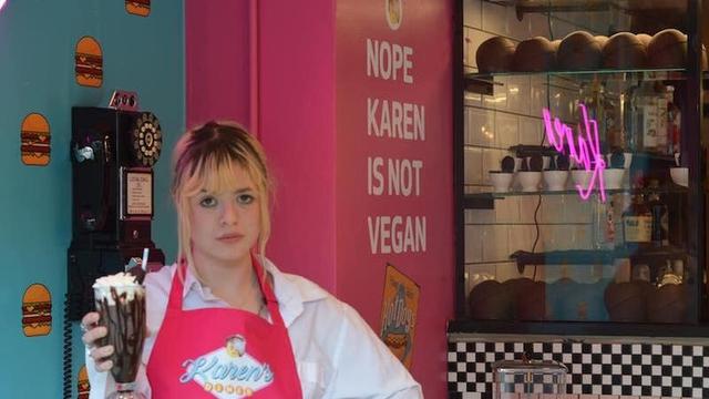 pelayan Karen's Diner