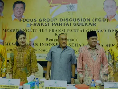 Ketum Partai Golkar Aburizal Bakrie (tengah) bersama Menteri Kesehatan Nila Moeloek (kedua kiri) mengikuti Forum Group Discusion (FGD) Partai Golkar,  Jakarta, Selasa (17/2). FGD tersebut bagian dari HUT Partai Golkar ke-47. (Liputan6.com/Andrian M Tunay)