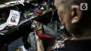 Pekerja menyelesaikan pembuatan sepatu di industri rumahan daerah Kuningan, Jakarta Selatan, Jumat (22/1/2020). Industri rumahan pembuatan sepatu berbahan kulit dan sintetis ini telah memasarkan produknya di tingkat nasional dengan harga jual Rp. 175.000 - Rp.1.500.000. (Liputan6.com/Johan Tallo)