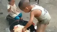 Aksi bocah masak nasi goreng sendiri untuk adiknya. (dok. Twitter)