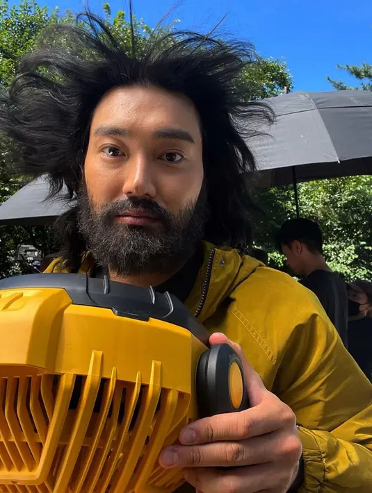 Dalam postingan itu, Choi Siwon memperlihatkan penampilan barunya yang cukup ekstrem. (FOTO: instagram.com/siwonchoi/)