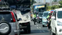 Seorang polisi mengatur lalu lintas di ruas Jalan Lintas Selatan (JLS) Kebumen. (Liputan6.com/Muhamad Ridlo)