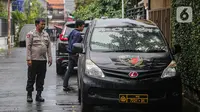 Petugas kepolisian berjaga di rumah dinas Kadiv Propam Polri Irjen Ferdy Sambo di Kompleks Polri Duren Tiga, Pancoran, Jakarta Selatan , Rabu (13/7/2022). Brigadir J tewas dalam baku tembak dengan sesama anggota polisi berinisial Bharada E pada Jumat (8/7/2022) sekitar pukul 17.00 WIB. (Liputan6.com/Faizal Fanani)
