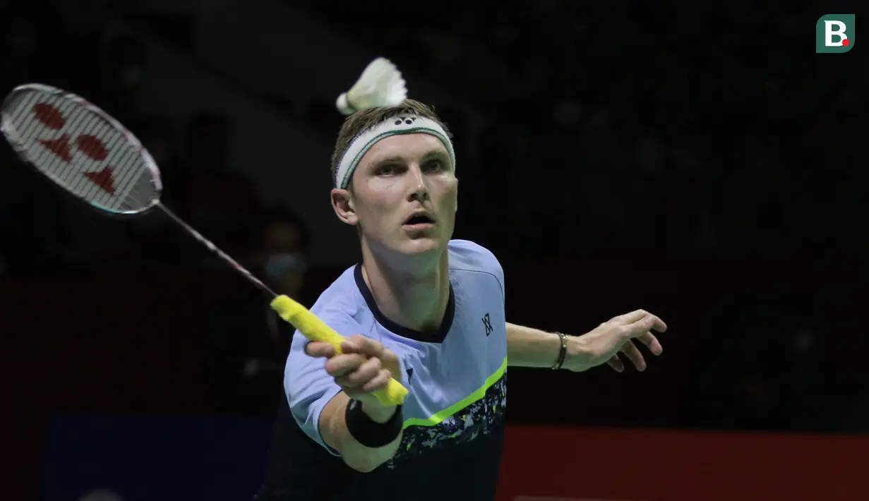 Viktor Axelsen terus melaju dengan penampilannya yang percaya diri dan berhasil menutup game pertama dengan 21-15. (Bola.com/Ikhwan Yanuar)