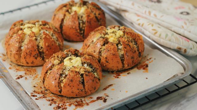 Resep Cream Cheese Garlic Bread (Sumber: TheZongHan)