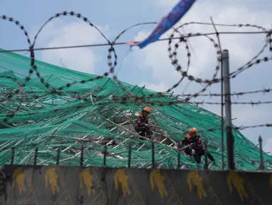 Tim penyelamat melanjutkan operasi pencarian di sebuah bangunan yang runtuh di mana beberapa orang diyakini terjebak di kota Angeles, provinsi Pampanga, Utara Manila, Senin 25 Mei 2026. (AP Photo/Aaron Favila)