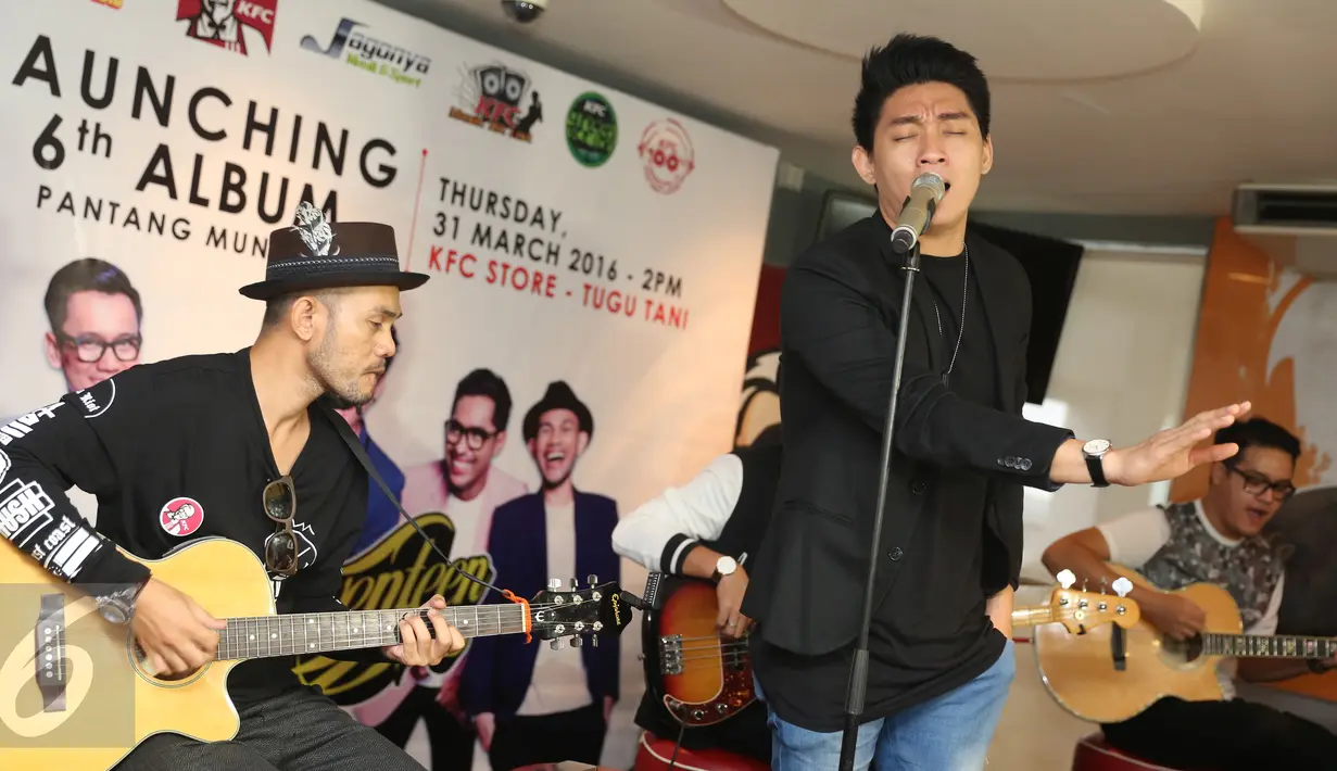 Band Seventeen tampil usai jumpa pers peluncuran album di kawasan Cikini, Jakarta, Kamis (31/3). Seventeen meluncurkan album ke 6 dengan tajuk "Pantang Mundur". (Liputan6.com/Herman Zakharia)