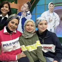 Ayu Azhari dan Kedua Putrinya, [credit: Instagram/(@ayukhadijahazhari)]