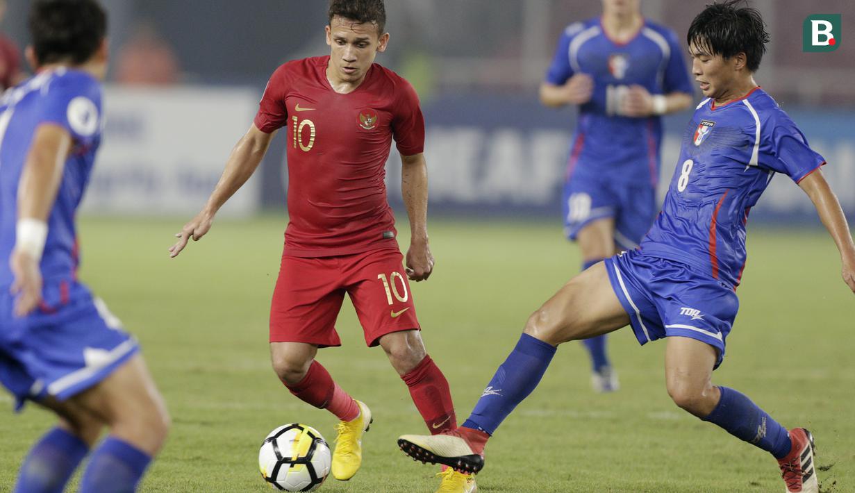Penyerang Indonesia, Egy Maulana Vikri, berusaha melewati pemain Chinese Taipei pada laga AFC U-19 di SUGBK, Jakarta, Kamis (18/10/2018). Indonesia menang 3-1 atas Chinese Taipei. (Bola.com/M Iqbal Ichsan)