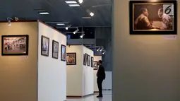 Pengunjung melihat Pameran Foto Warna-Warni Parlemen di Komplek Parlemen Senayan, Jakarta, Selasa (29/8). Pada pameran tersebut menampilkan 100 foto karya wartawan foto parlemen yang berlangsung hingga 5 September. (Liputan6.com/Johan Tallo)