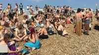 Ratusan pria dan wanita telanjang dada untuk memprotes kebijakan yang melarang perempuan menampilkan puting payudara di media sosial.