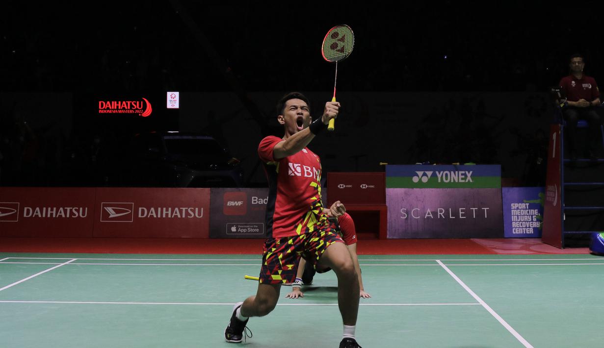 Setelah itu Fajar/Rian mampu menambah 4 poin beruntun untuk unggul 18-14 dan akhirnya menyudahi game kedua sekaligus memenangi laga final dengan skor 21-17. (Bola.com/Ikhwan Yanuar)