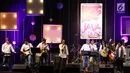 Penampilan grup musik Elek Yo Band yang beranggotakan para menteri Kabinet Kerja Jokowi-JK di Java Jazz Festival 2018, di JIExpo Kemayoran, Jumat (02/3). Tampil di Hall B1 para menteri ini tampil mengenakan kemeja polos putih. (Liputan6.com/Pool/Joan)