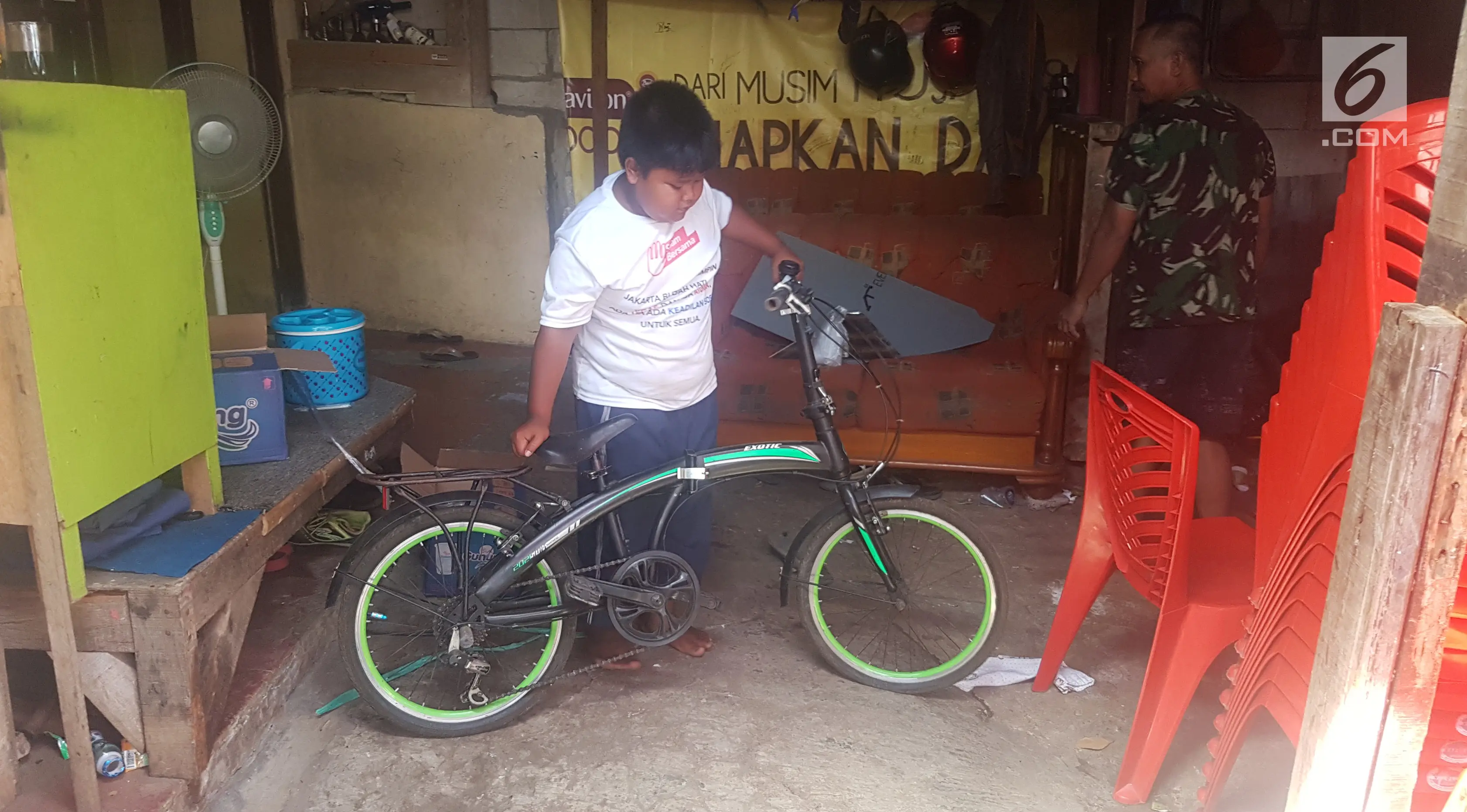 Fadli yang Berjualan Donat Kentang Setelah Pulang Sekolah Ini Memperlihatkan Sepeda yang Diberikan Deddy Corbuzier (Liputan6.com/Aditya Eka Prawira)