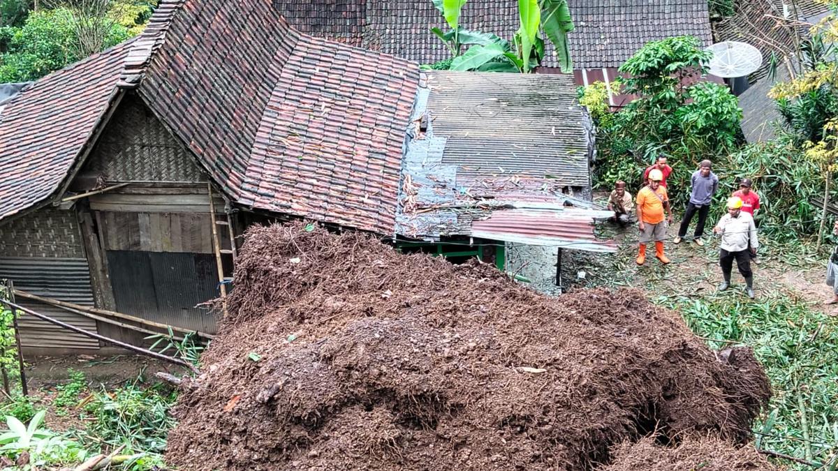 Tebing 12 Meter Longsor Timpa 2 Rumah Warga di Situbondo