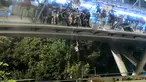 Demonstran menuruni jembatan menggunakan tali untuk melarikan diri dari Universitas Politeknik Hong Kong di Distrik Hung Hom, Hong Kong, Senin (18/11/2019). Lusinan demonstran melarikan diri dari Universitas Politeknik Hong Kong yang dikepung polisi selama berhari-hari. (AP Photo/Kin Cheung)