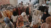 Komunitas sosial, Sadari Sedari, jual baju bekas yang disumbangkan untuk didonasikan pada anak-anak yang membutuhkan. (dok. Instagram @sadarisedari/https://www.instagram.com/p/BxJ2ouLgxQH/)