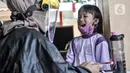 Petugas paramedis memeriksa kesehatan gigi salah seorang anak sebelum mengikuti program BIAS di Kantor Kelurahan Tamansari, Jakarta, Selasa (24/11/2020). BIAS dilakukan dengan konsisten menerapkan protokol kesehatan COVID-19. (merdeka.com/Iqbal S. Nugroho)