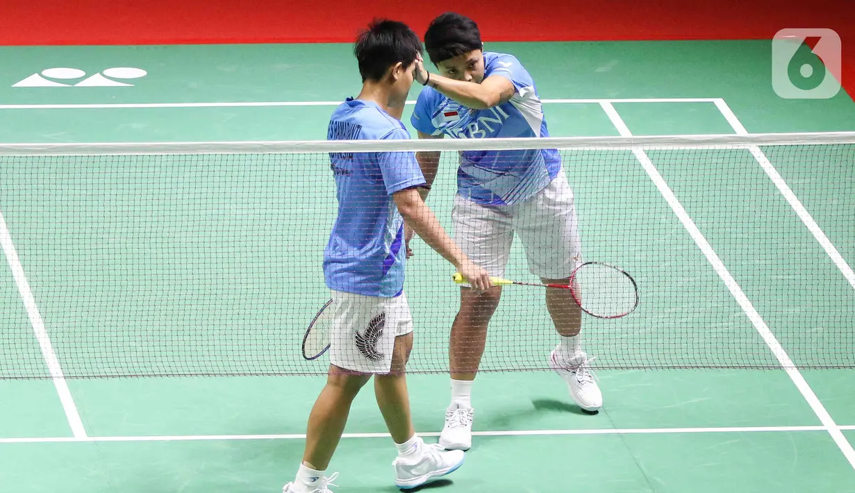Ganda putri bulu tangkis Indonesia Apriyani Rahayu/Siti Fadia Silva Ramadhanti berselebrasi usai meraih poin dari  pebulu tangkis China Taipei Chang Ching Hui/Yang Ching Tun pada babak pertama atau 32 besar Indonesia Masters 2023 di Istora Senayan, Jakarta, Rabu (25/1/2023). Unggulan ketujuh itu tanpa kesulitan menyingkirkan pasangan Chang Ching Hui/Yang Ching. (Liputan6.com/Herman Zakharia)