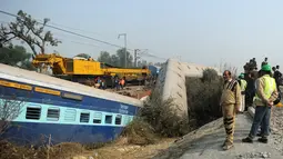 Menurut polisi, peristiwa tergelincirnya kereta di Kanpur merupakan kecelakaan ke tiga dalam beberapa minggu terakhir, India utara, Rabu (28/12). (AFP PHOTO / SANJAY Kanojia)