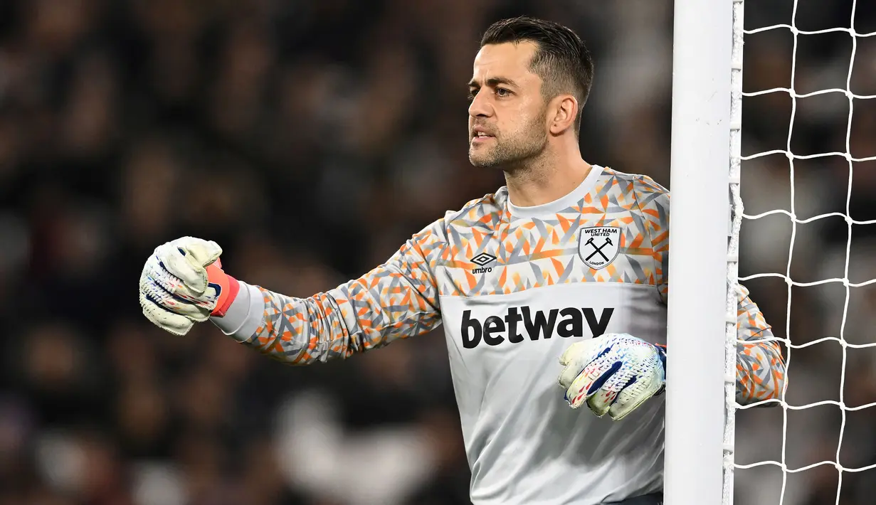 Lukasz Fabianski yang kini berusia 38 tahun baru saja kehilangan posisinya sebagai kiper utama West Ham United sejak awal musim 2023/2024. Langsung menjadi kiper utama sejak didatangkan dari Swansea City pada awal musim 2018/2019, kini ia harus rela posisinya diambil-alih oleh Alphonse Areola. Areola sendiri baru didatangkan dari PSG pada awal musim 2021/2022 dengan status pinjaman yang akhirnya dipermanenkan di musim berikutnya. (AFP/Ben Stansall)