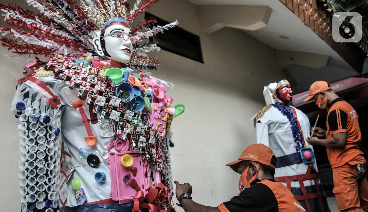 Petugas PPSU menyelesaikan pembuatan ondel-ondel dari limbah plastik di Kantor Kelurahan Kemayoran, Jakarta, Senin (3/8/2020). Ide pembuatan ondel-ondel dari limbah plastik berawal dari Lurah Kemayoran Rahmat Fajar, Nono (37) bersama ketiga rekan PPSU lainnya. (merdeka.com/Iqbal S. Nugroho)