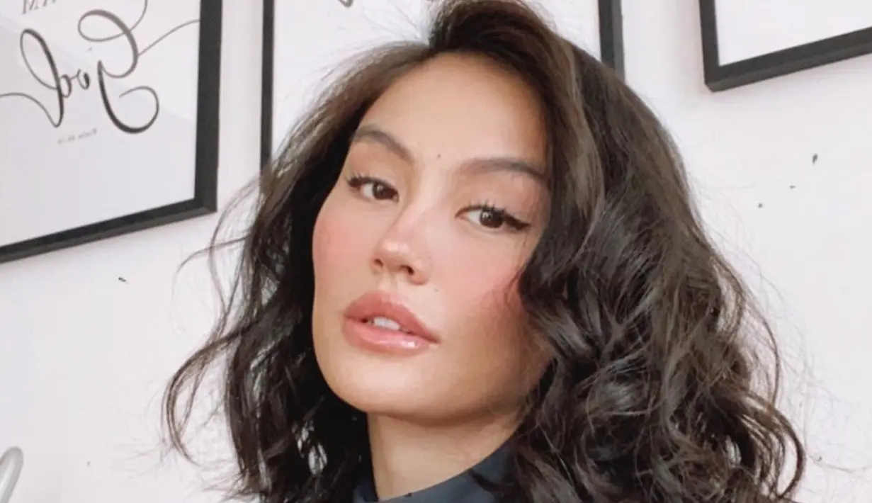 Agnez Mo, salah satu figur publik yang tertutup mengenai kehidupan pribadinya, terutama tentang kisah asmara. Namun bersama Deddy Corbuzier, Agnez Mo berbagi banyak cerita yang mungkin selama ini belum diketahui banyak orang. (Instagram/agnezmo)