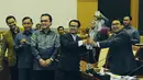 Fadli Zon (kanan) memberikan palu sidang kepada Ketua Komisi I terpilih Mahfudz Siddiq (kedua kanan), Jakarta, Rabu (29/10/2014) (Liputan6.com/Andrian M Tunay)