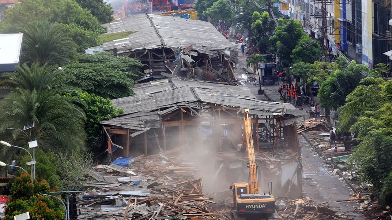 Pembongkaran tempat penampuan sementara pedagang Pasar Turi Surabaya. (surabaya.go.id)