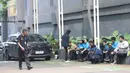 Beberapa karyawan berkumpul di sekitar area gedung Badan Gizi Nasional (BGN) di Jalan Kebon Sirih, Menteng, Jakarta Pusat, Rabu (3/6/2026), menyusul pergantian jajaran pimpinan di lembaga tersebut. (Kapanlagi.com/Budy Santoso)