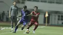 Gelandang Indonesia, Muhammad Hargianto, berebut bola dengan pemain Thailand, Phitiwat Sookjitthammakul, pada laga persahabatan di Stadion Pakansari, Bogor, (03/6/2018). Indonesia bermain imbang 0-0 dengan Thailand. (Bola.com/M Iqbal Ichsan)