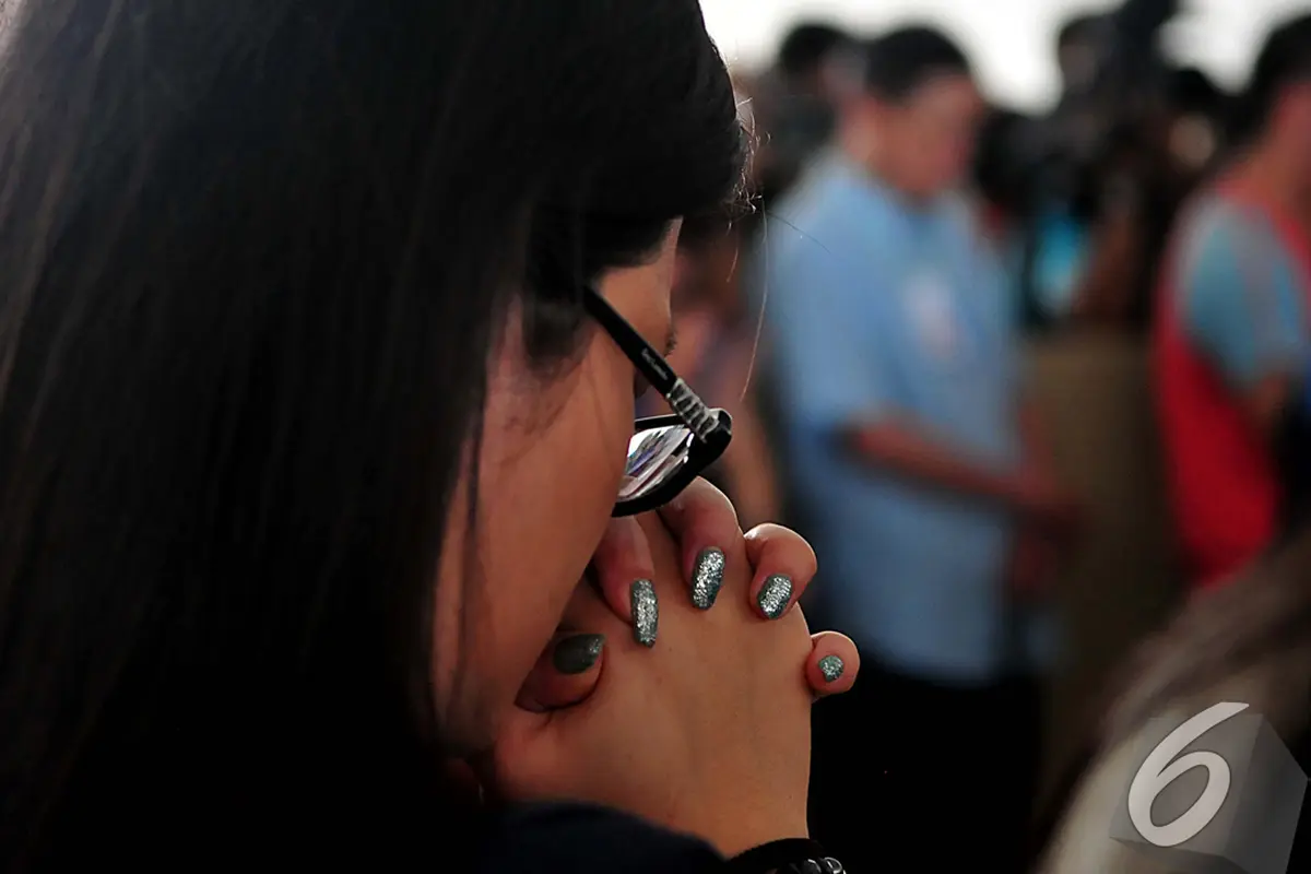 Isak Tangis Iringi Misa Keluarga Penumpang AirAsia QZ8501