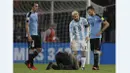 Seorang penggemar berusaha mencium kaki Lionel Messi saat laga Kualifikasi Piala Dunia 2018 antara Argentina melawan Uruguay di Mendoza, Argentina, (1/9/2016). (AFP/Juan Mabromata)