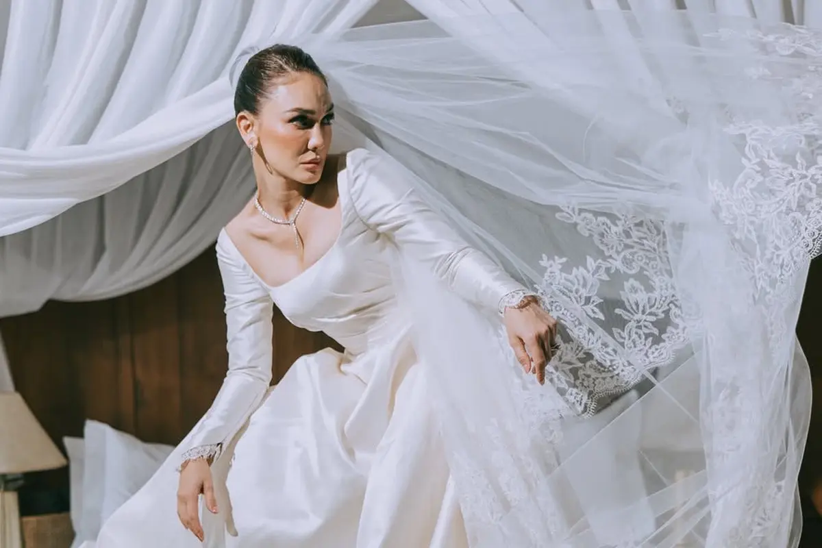Desainer Tanah Air di Balik Gaun Pengantin Viral Artis Indonesia