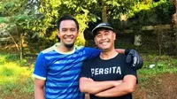 Kiper Persita Tangerang, Annas Fitrianto, bersama sang ayah yang juga pelatih kawakan, Hendry Subagio. (Bola.com/Permana Kusumadijaya)
